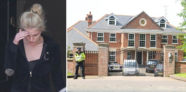Nge-tweet: `Sendirian di Rumah`, Helen Flanagan Disatroni Rampok